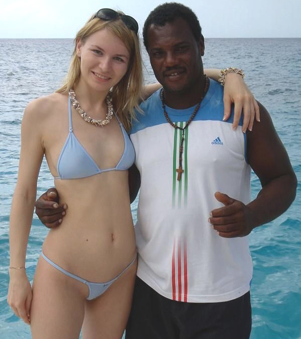 Beach Blonde Interracial - Slutty white blonde with black boyfriend - Amateur Interracial Porn
