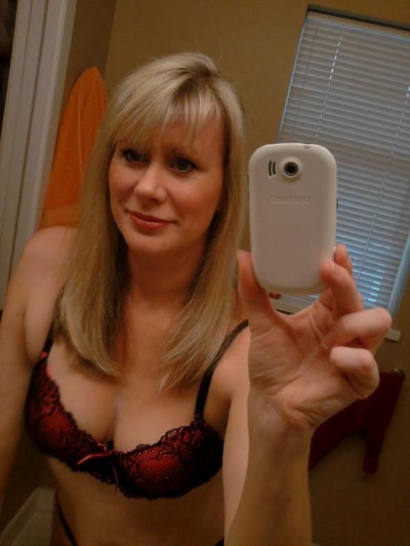 A Surrey slut wanting gangbanged by BBC'S!